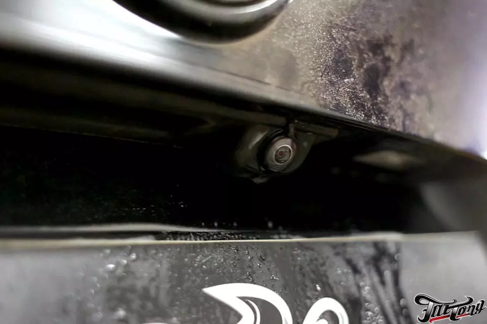 BMW X6 (F16). Установка скрытого омывателя камеры заднего вида.